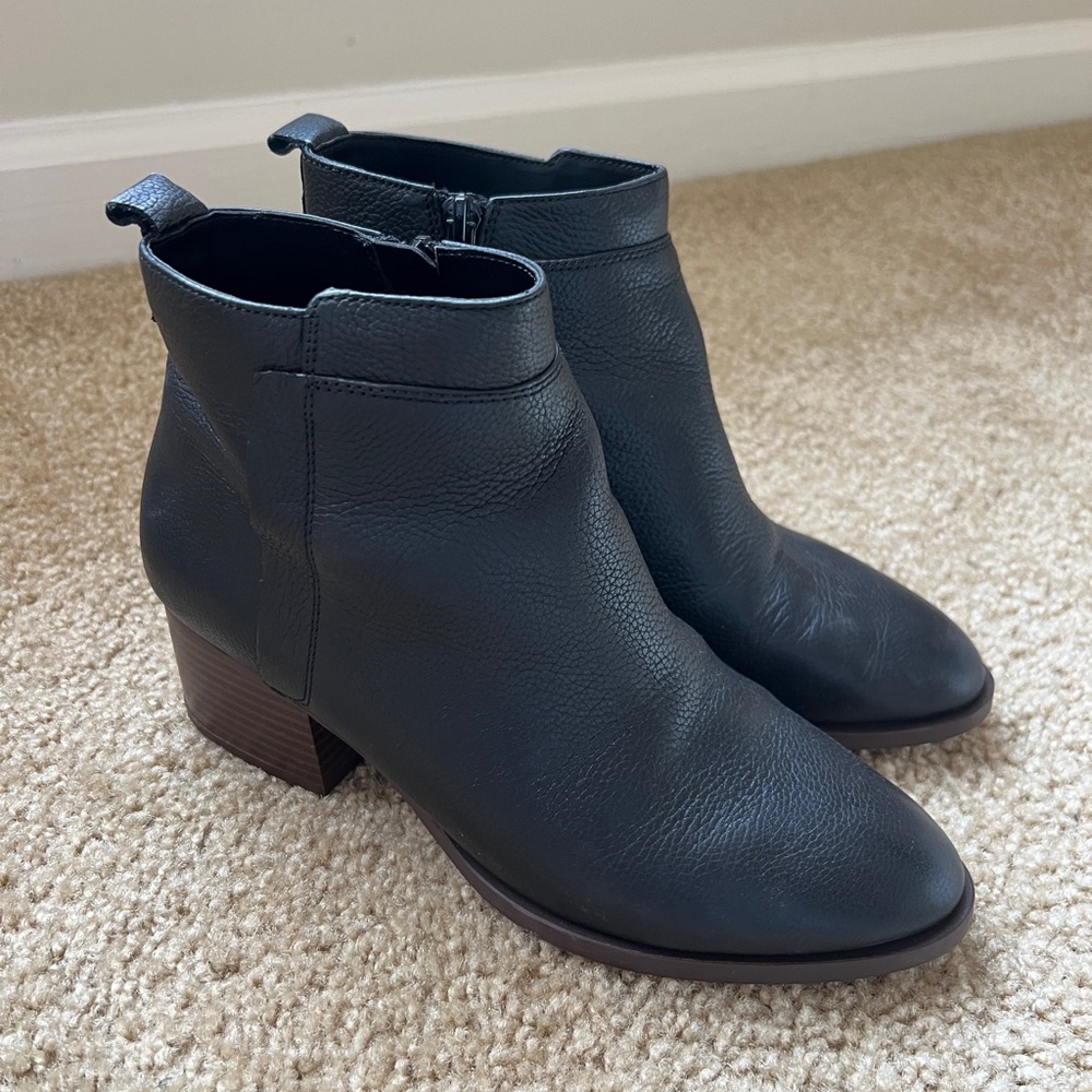Gap women’s black leather zip heel ankle boots size 7